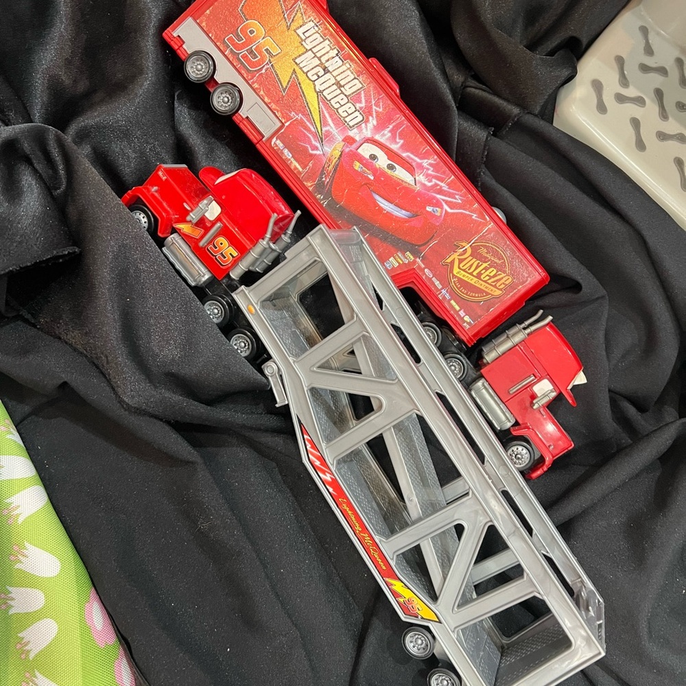 Disney Pixar Mack Superliner Hauler Car Wash Truck